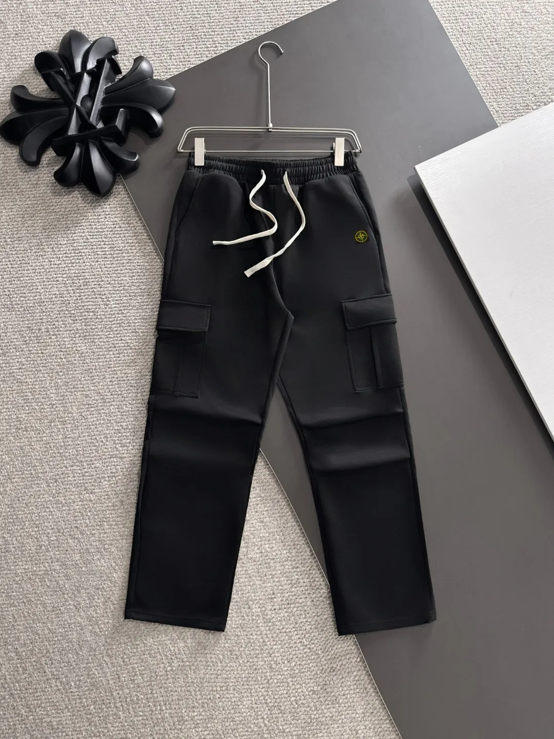 Next day shipment P360 Stone lsland/Stone Island Exclusively launches 25ss autumn and winter new high-quality trousers. Compare real-life details at will. Craftsmanship that ordinary small workshops cannot copy. Top-level ZP development. Unique imported fabric feel. Purely imported German machine production. Precision operation. Ten thousand needle density. A pair of trousers with rich details. You can see the development strength. A full set of new accessories are customized simultaneously. Simple yet elegant. Soft, delicate and comfortable. The upper body is versatile and fashionable. A perfect choice for autumn and winter, a must-have item. Sizes: M to 3XL (please state your height and weight when placing an order)